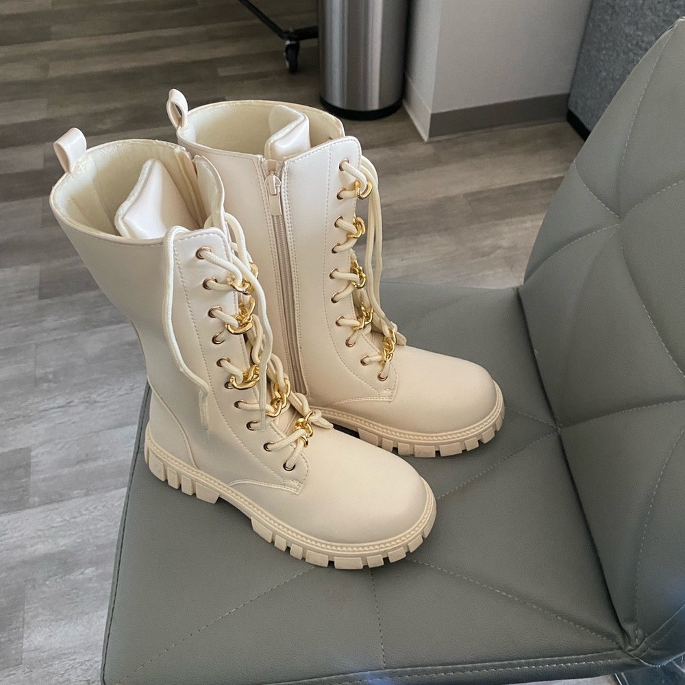Little girl boots size 3 brand new never worn.